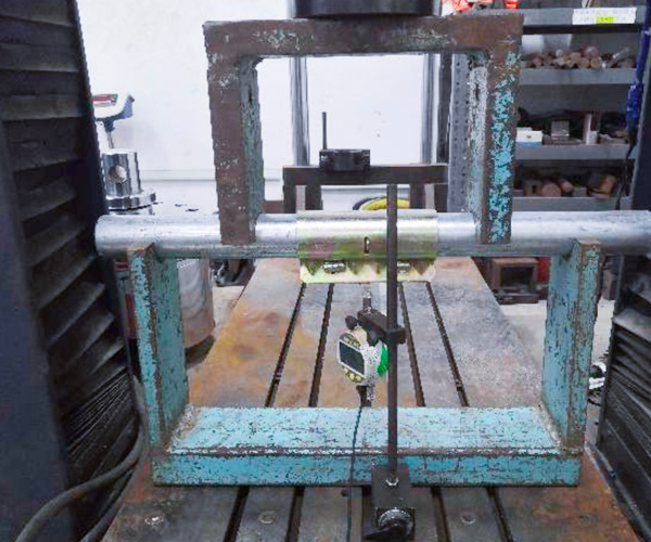 مضغوط مقرنة الأكمام في الاختبار